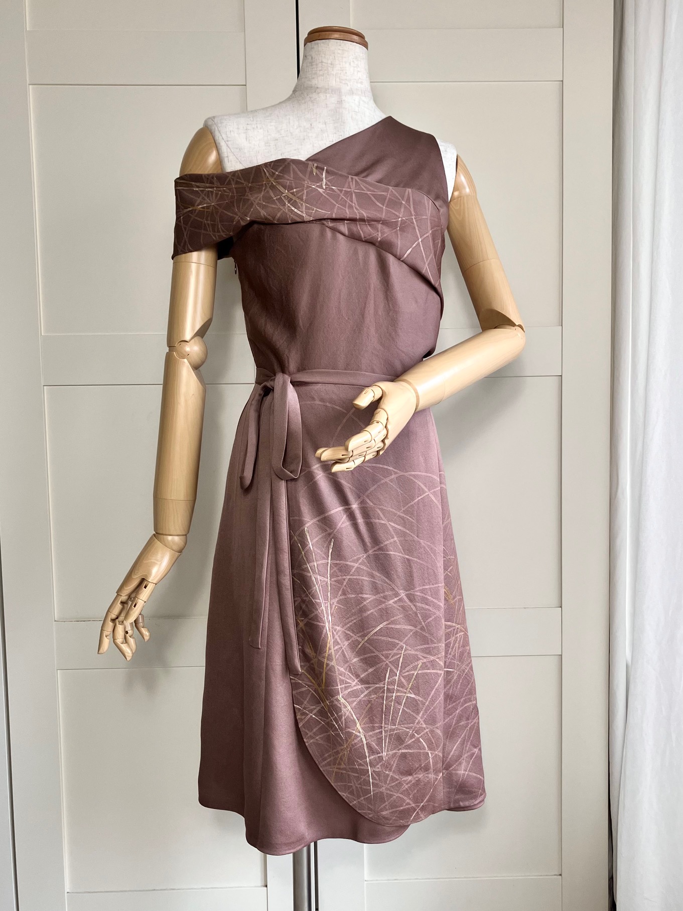 Marumi dress オリジナル着物リメイク  アシンメトリーデザイン　ワンショルダー風　ドレープネック 巻き付きスカート風　Aライン　ドレス