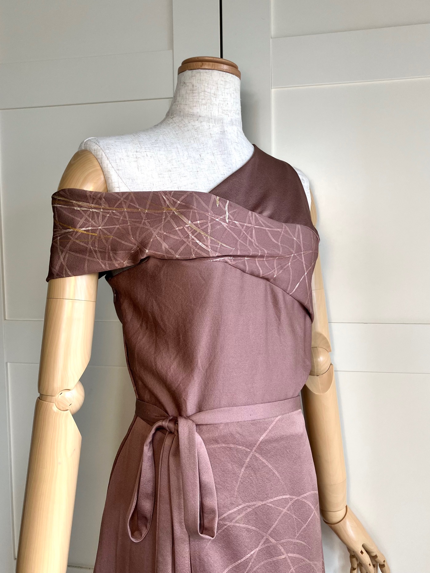 Marumi dress オリジナル着物リメイク  アシンメトリーデザイン　ワンショルダー風　ドレープネック 巻き付きスカート風　Aライン　ドレス