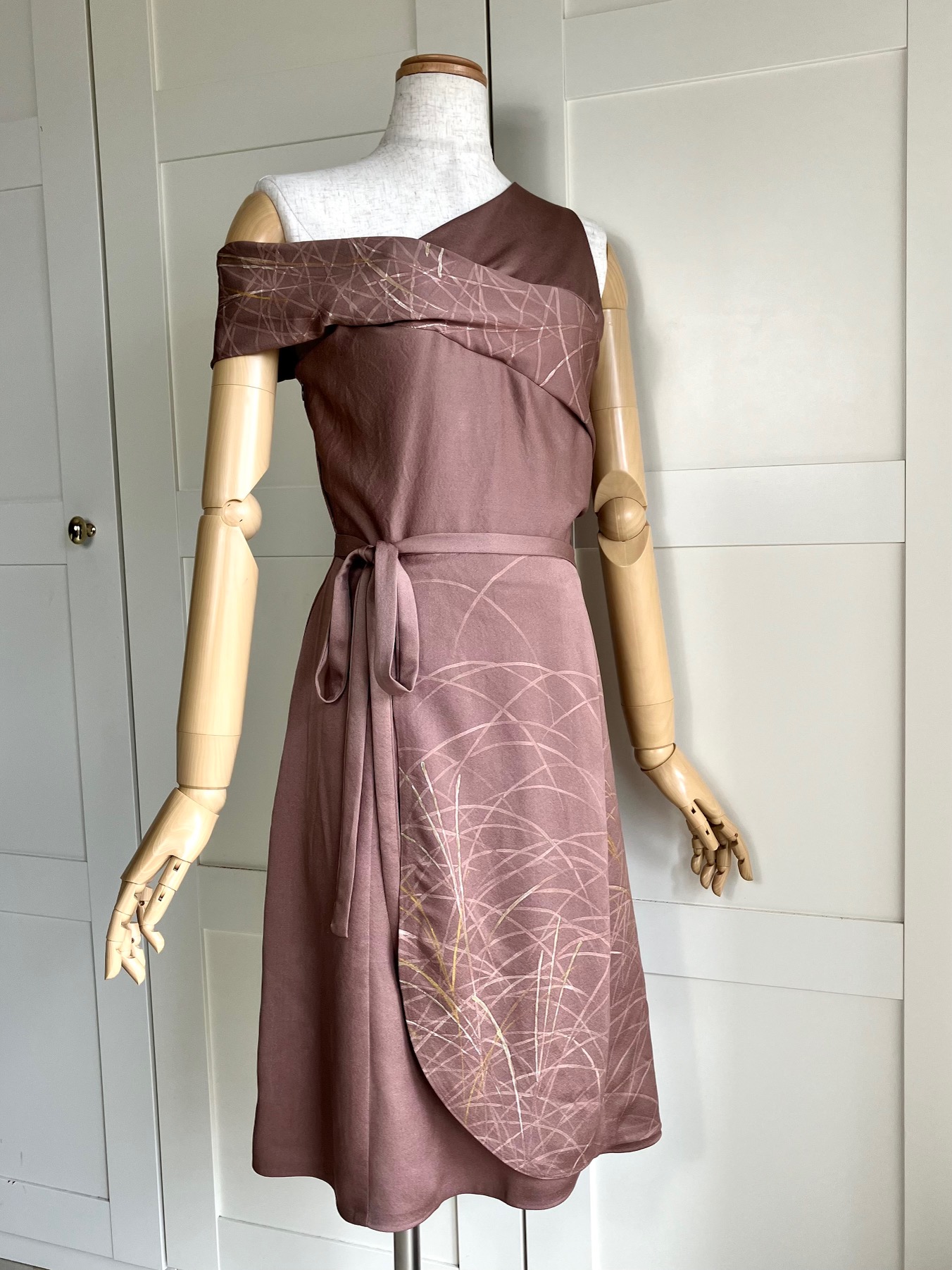 Marumi dress オリジナル着物リメイク  アシンメトリーデザイン　ワンショルダー風　ドレープネック 巻き付きスカート風　Aライン　ドレス