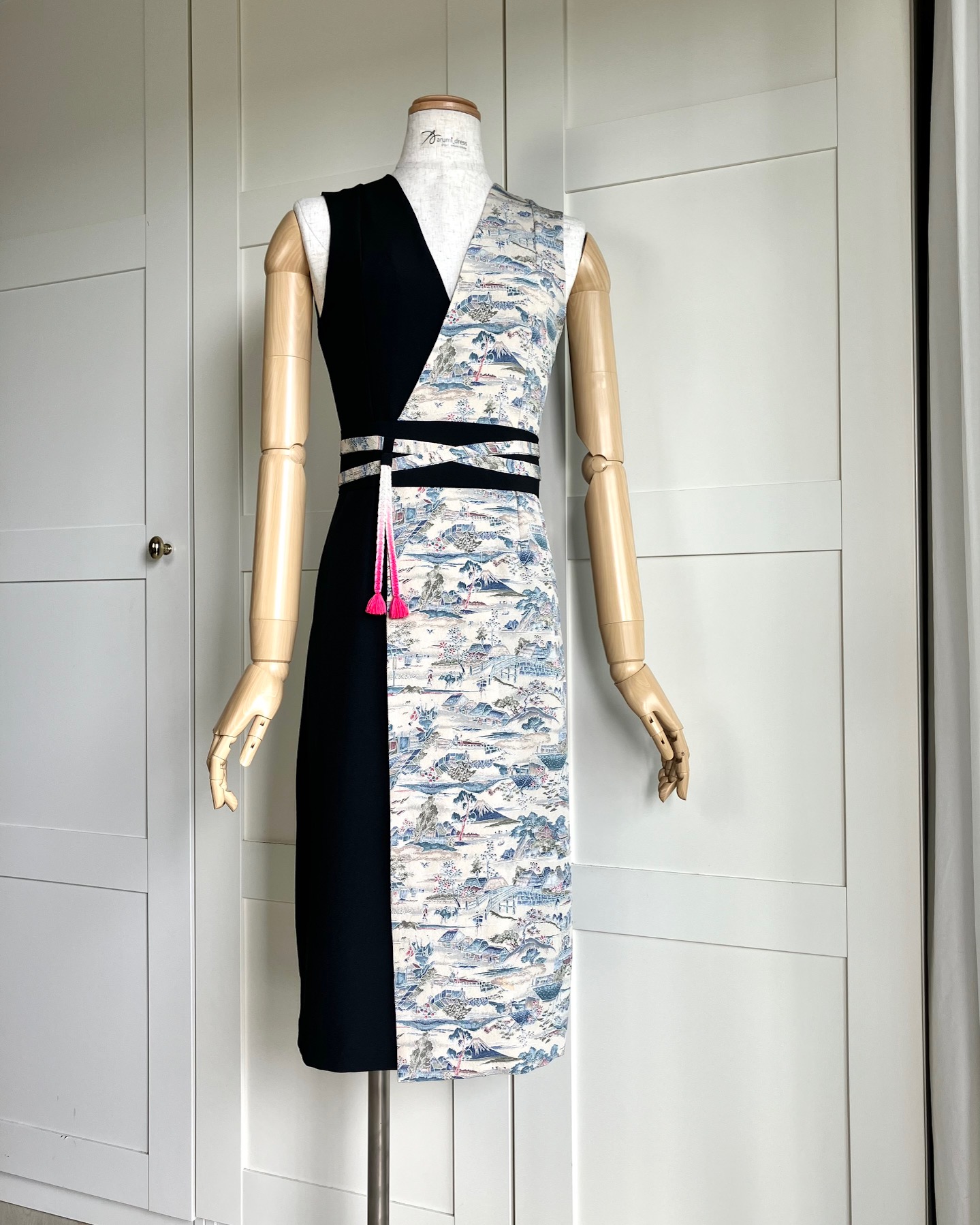 Marumi dress オリジナル着物リメイク アシンメトリーラップスタイルドレス　袖なし　（帯風ベルト＆タッセル付き)