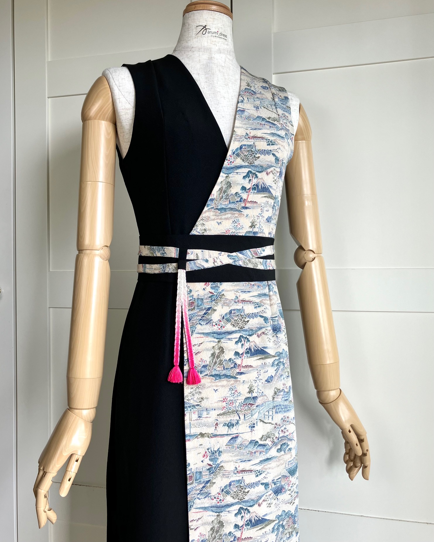 Marumi dress オリジナル着物リメイク アシンメトリーラップスタイルドレス　袖なし　（帯風ベルト＆タッセル付き)