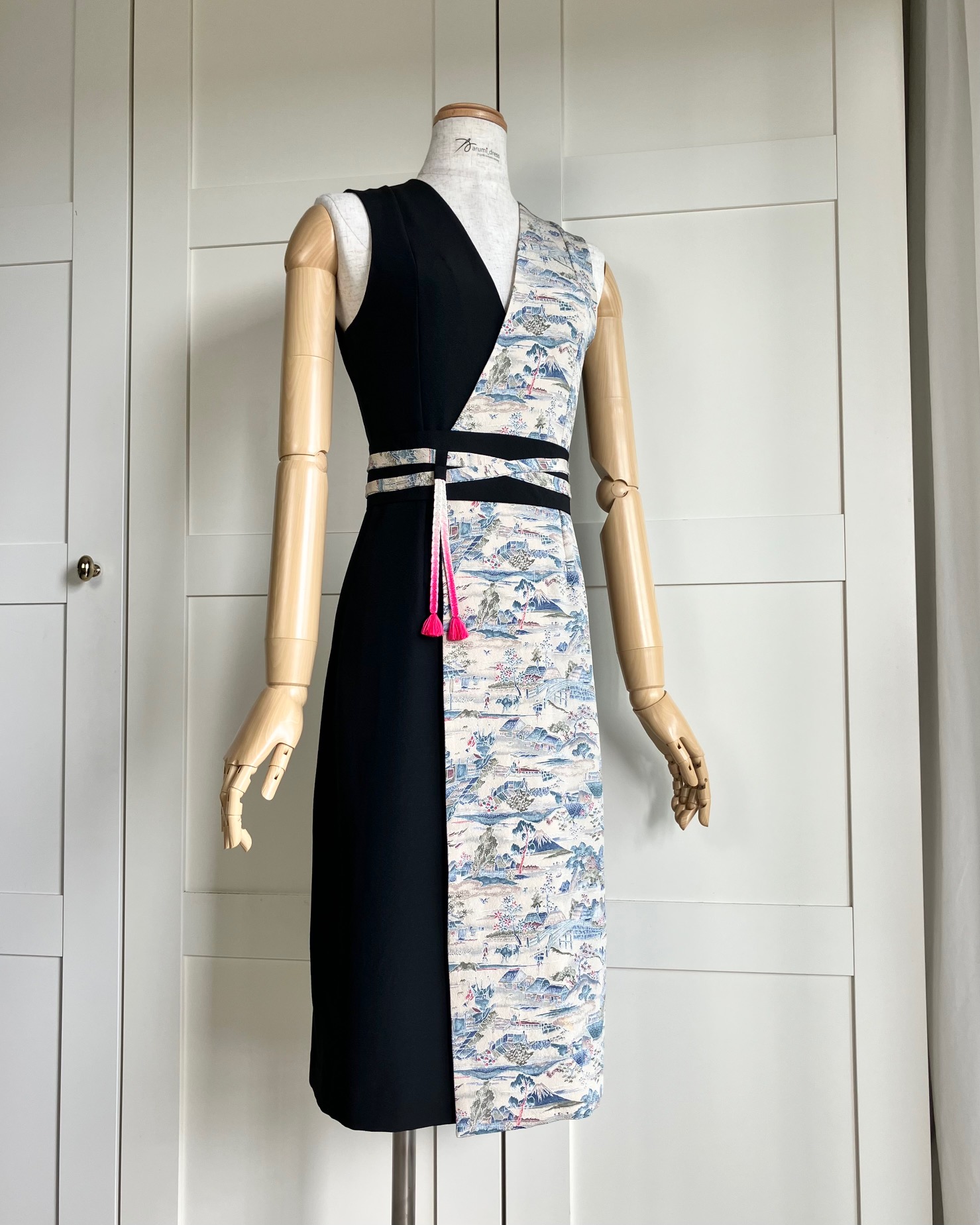 Marumi dress オリジナル着物リメイク アシンメトリーラップスタイルドレス　袖なし　（帯風ベルト＆タッセル付き)